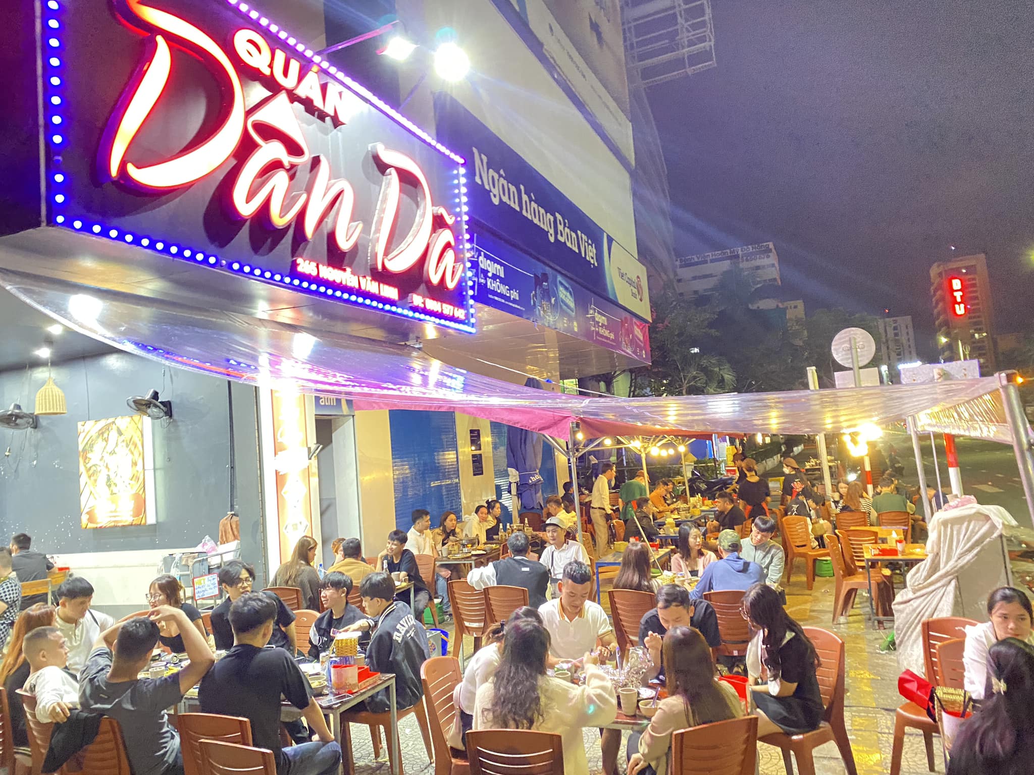 quán nhậu Đà Nẵng Không gian ngoài trời thoáng mát, rộng rãi của Dân Dã Quán