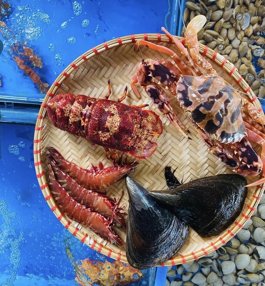 Hải sản tươi sống của quán Vân Phi