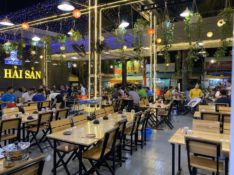 quán nhậu Quy Nhơn Quán lúc nào cũng đông nghịt khách ra vào