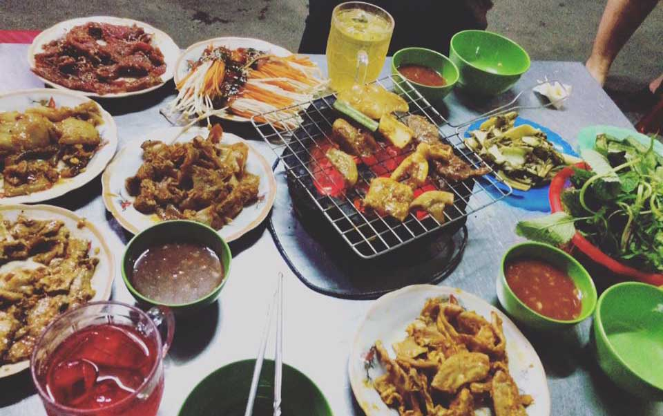 Quán nướng Hải Phòng Ngồi bên bếp nướng rực than trong tiết trời lạnh giá thì còn gì tuyệt vời hơn