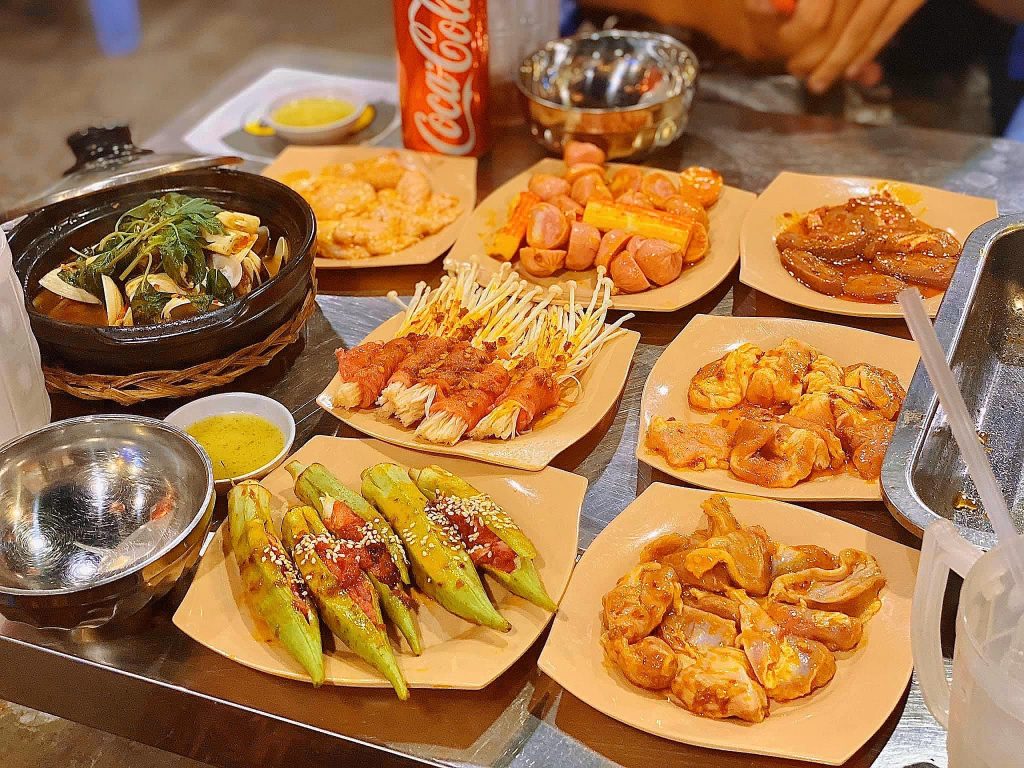 Vào những ngày tiết trời se lạnh mà được quây quần cùng gia đình, bạn bè bên nồi lẩu nướng, vừa nướng thịt, vừa trò chuyện thì còn gì tuyệt vời bằng