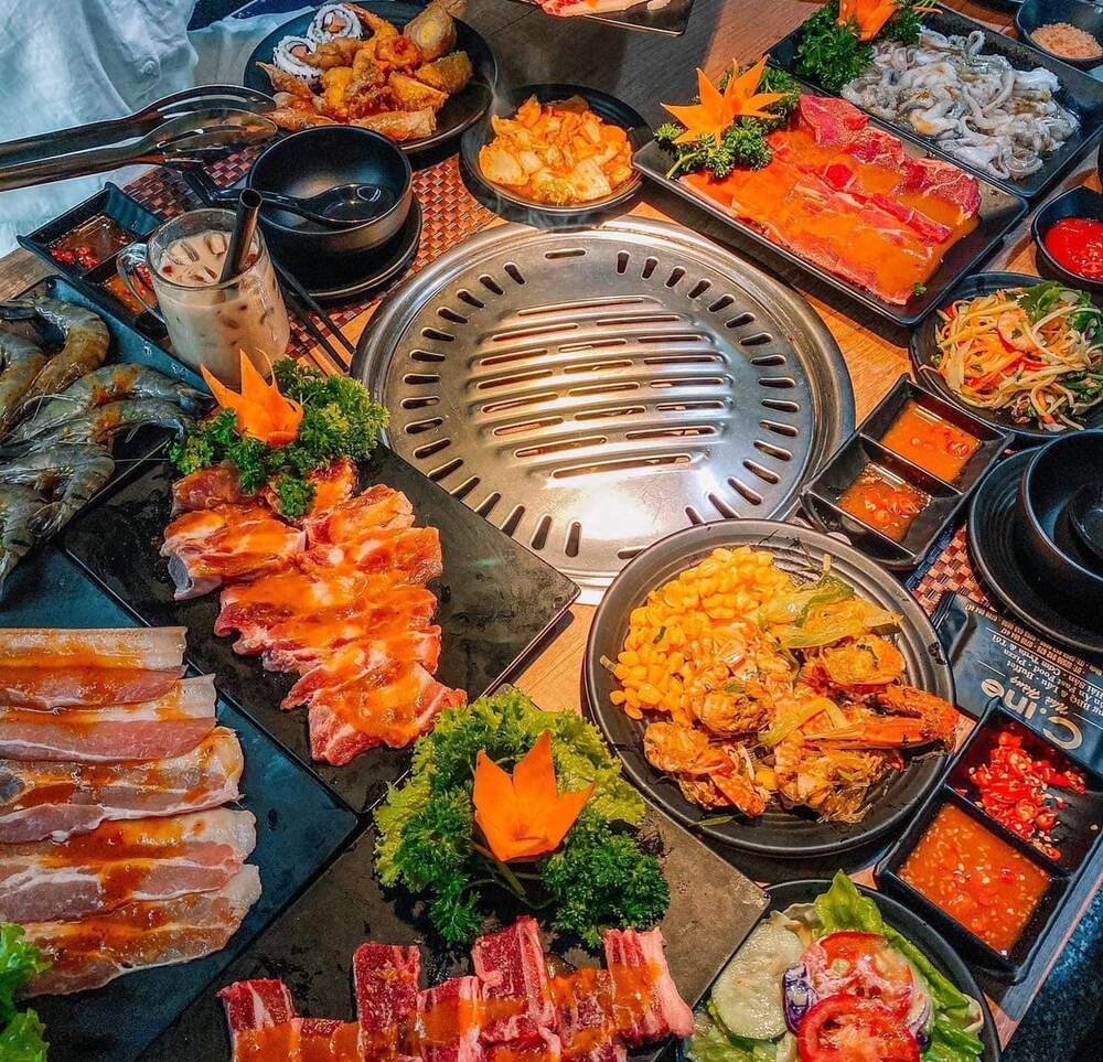 Các loại thịt, hải sản tại quán nướng Quy Nhơn C.ine được tẩm ướp gia vị đậm đà, trông rất bắt mắt 