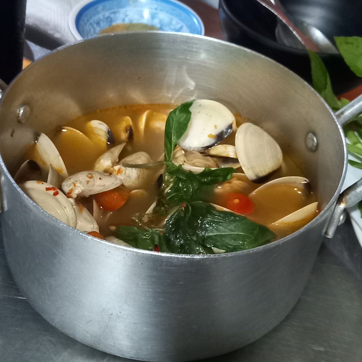 Thực đơn của quán ốc Biển Quán có nhiều loại hải sản tươi ngon 