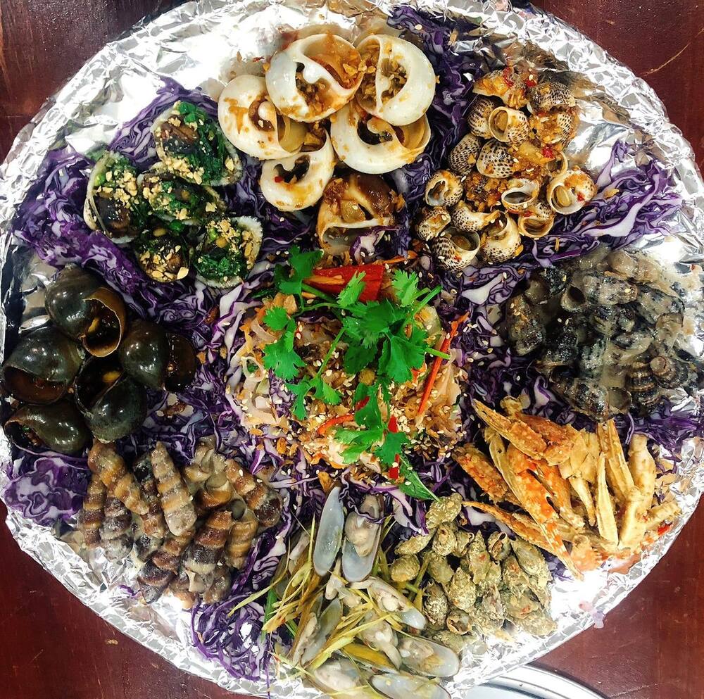 Menu đồ ăn của quán ốc Út Như rất đa dạng