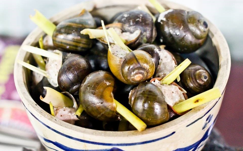 Không gian quán ốc Tâm 33 giản dị nhưng lúc nào cũng tấp nập khách ra vào