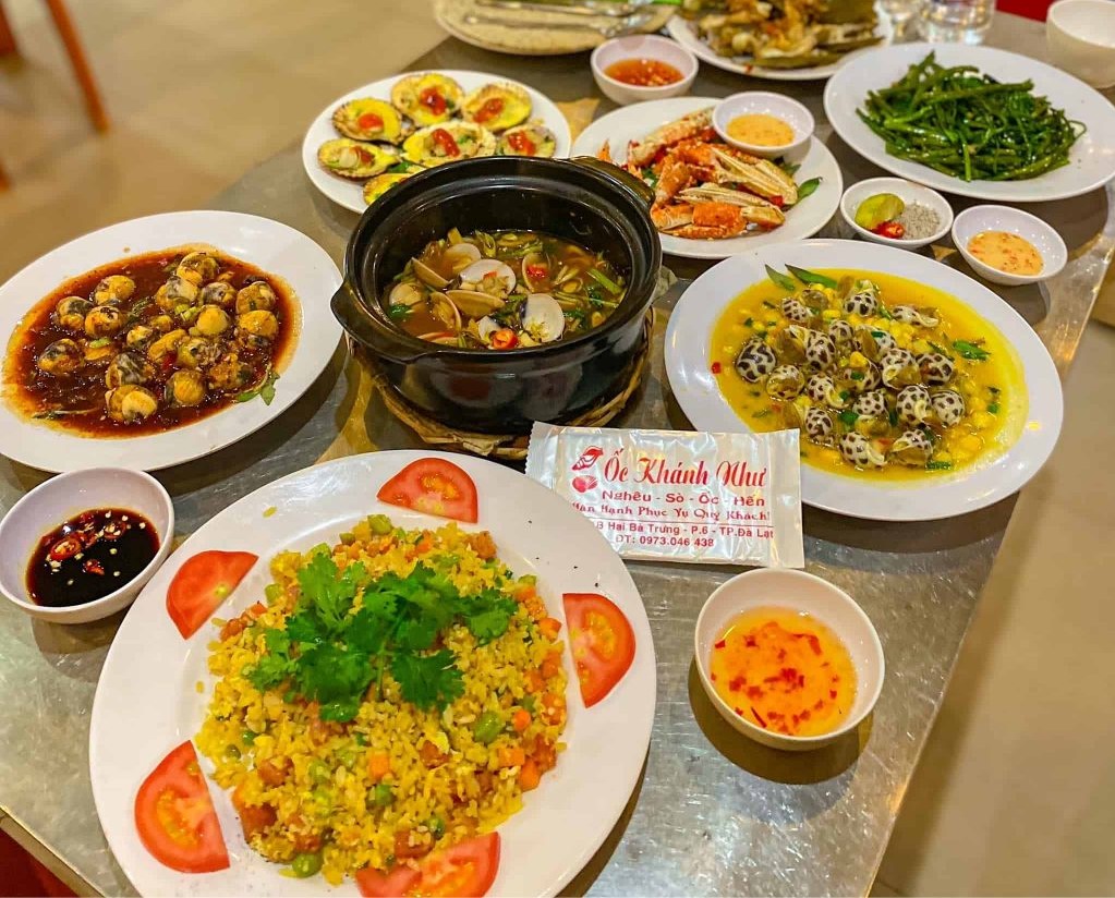 Thời tiết Đà Lạt se lạnh rất phù hợp để xì xụp món ốc nóng hổi 