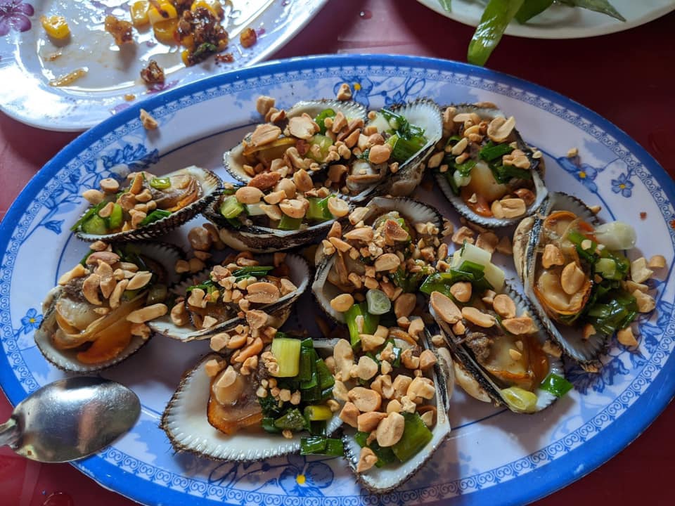 Ngoài các món ốc, quán ốc vỉa hè 20k còn có nhiều loại hải sản tươi ngon