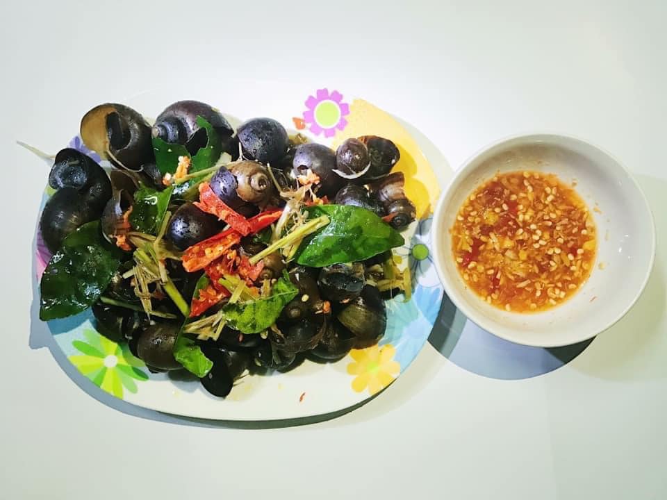 Quán ốc Huế Nước chấm độc đáo tại quán khiến bạn thích thú