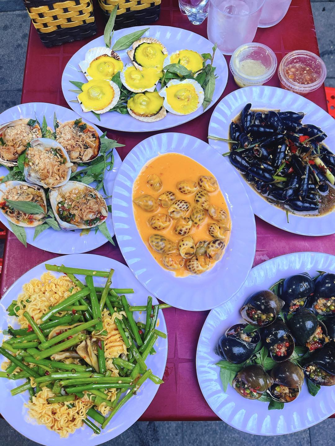 Quán ốc Huế Một bàn đầy ắp các món ốc ngon tuyệt