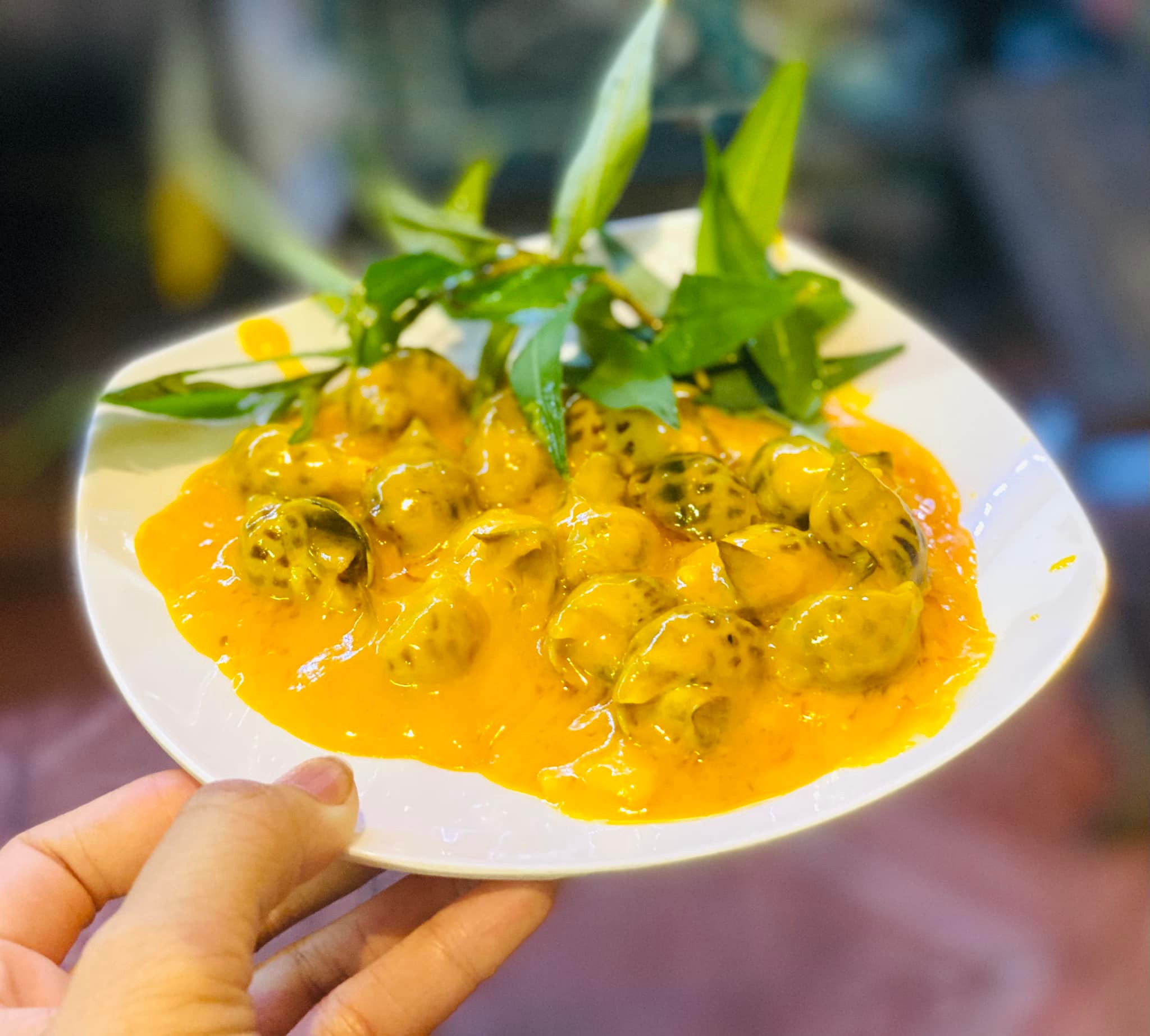 Quán Ốc 25k Tuy Hòa nổi tiếng với món ốc hương sốt trứng muối béo ngậy