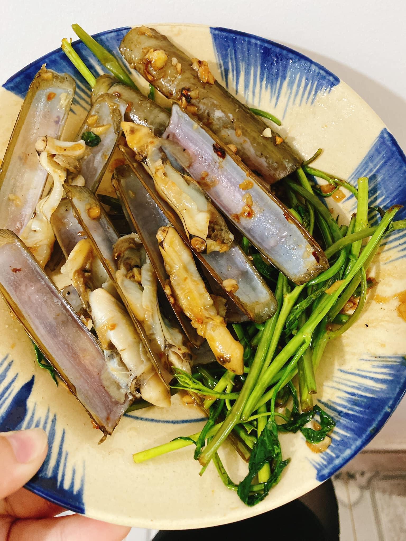 Ốc tại quán tươi ngon, con nào con nấy mập ú