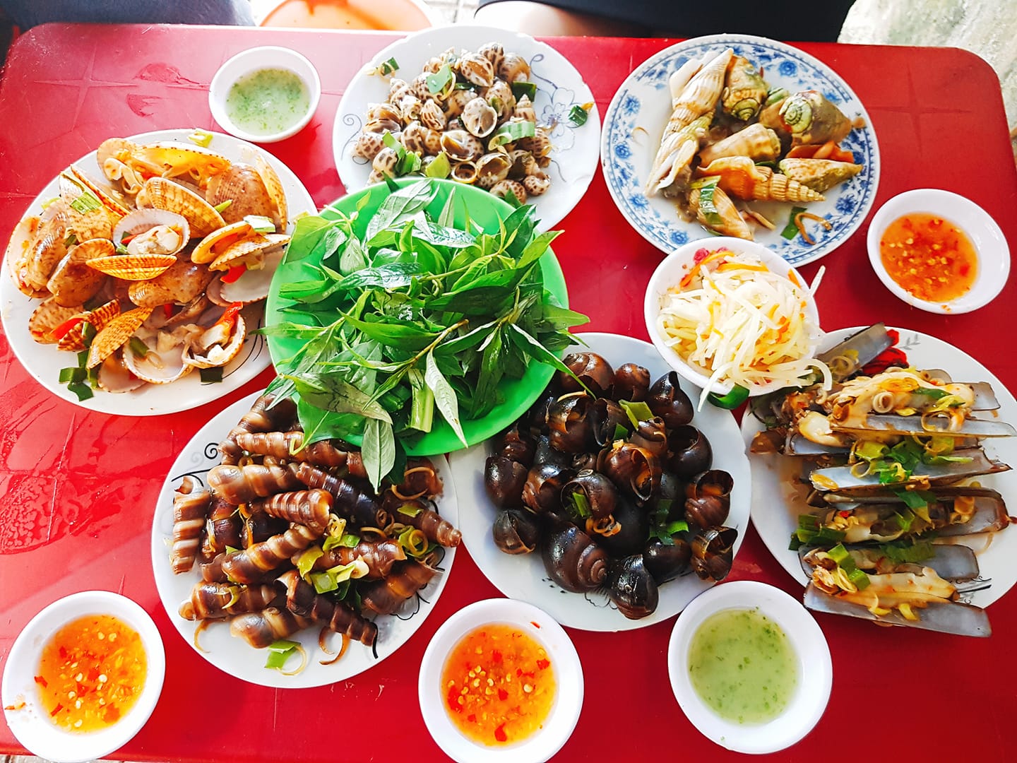 Quán ốc Bà Hậu menu đa dạng với nhiều loại ốc tươi ngon