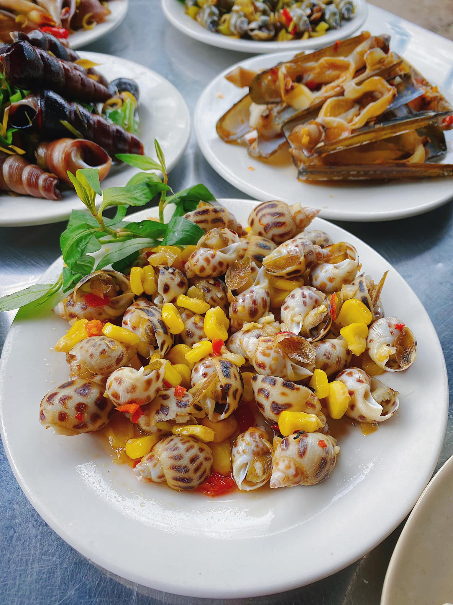 Các món ốc hấp dẫn tại quán