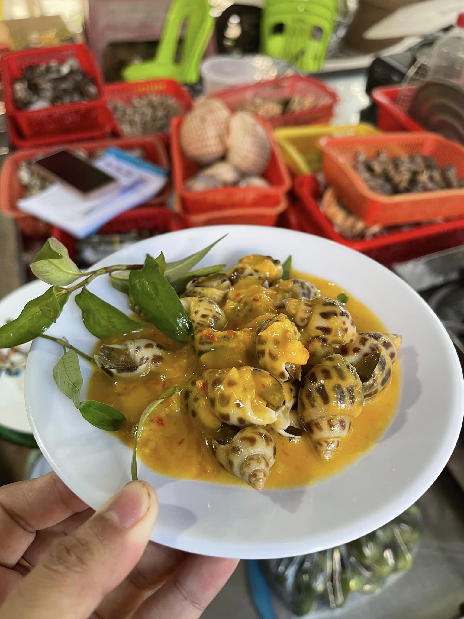 Ốc hương sốt trứng muối là món ăn tại quán được thực khách vô cùng yêu thích