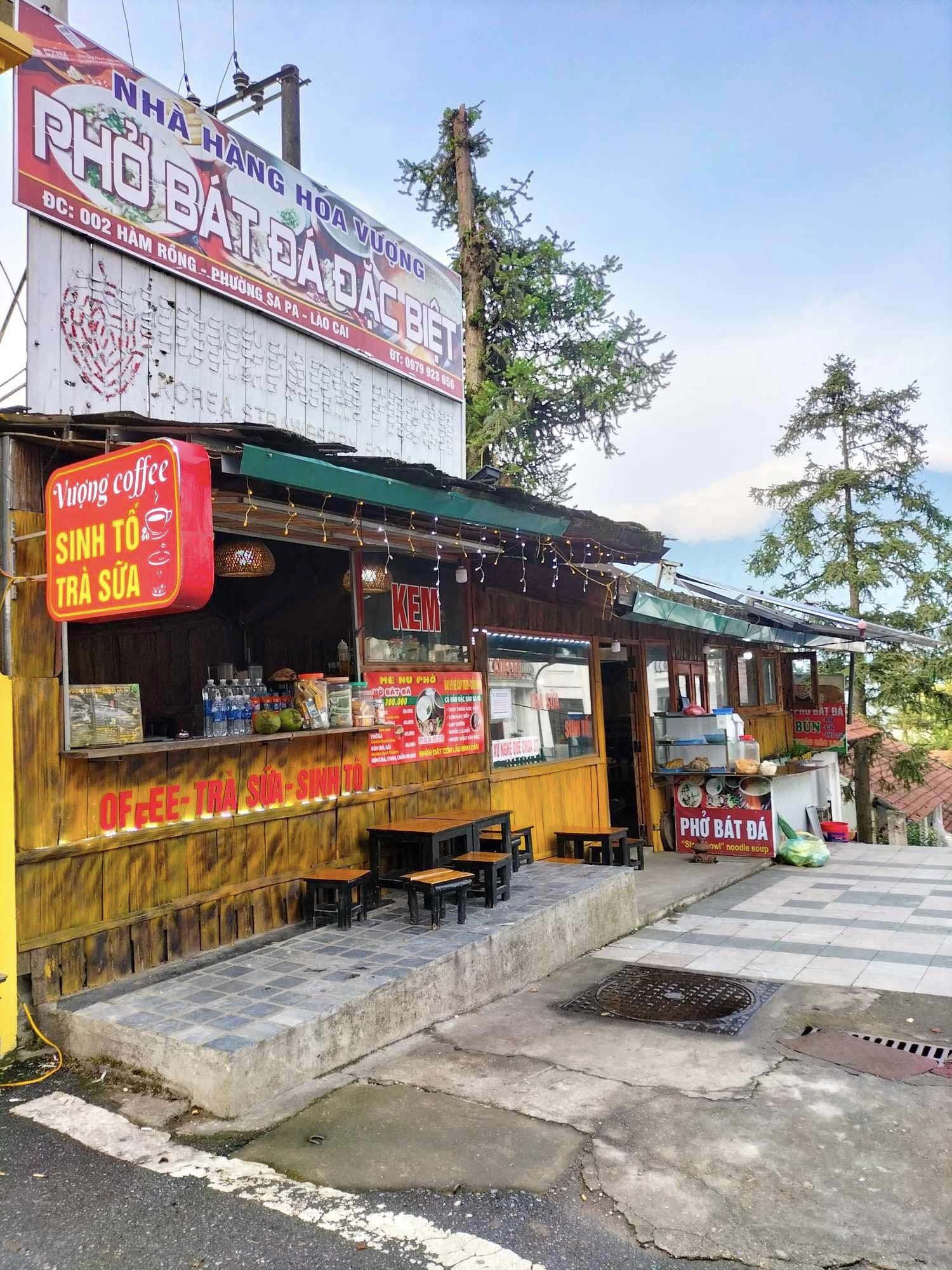 Quán phở bát đá