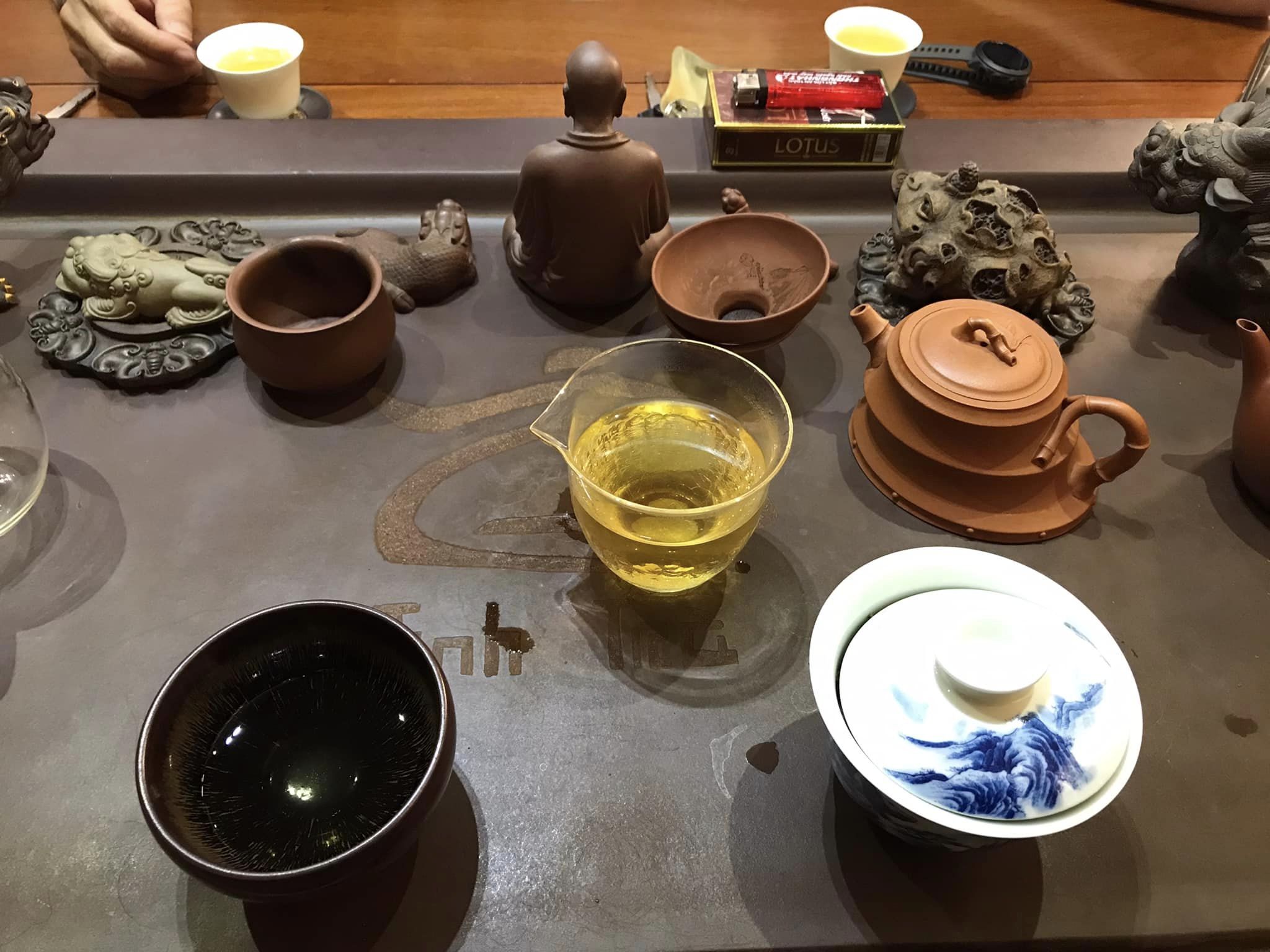 Du khách được tự tay pha những tách trà ngon