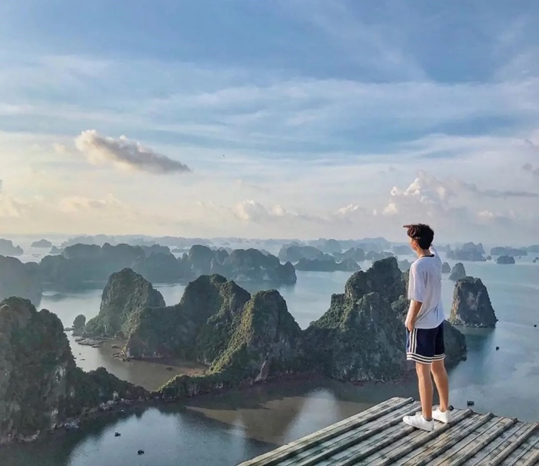 Ngắm trọn vẹn vịnh Hạ Long từ núi Bài Thơ