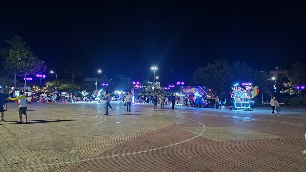 Không khí nhộn nhịp, vui tươi tại quảng trường Bảo Lộc vào buổi tối