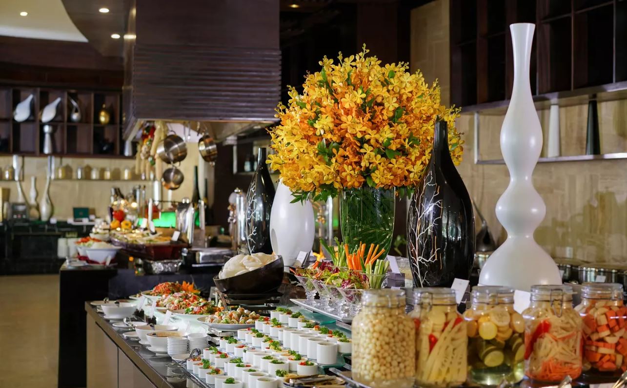 Quầy buffet hấp dẫn tại nhà hàng Marina