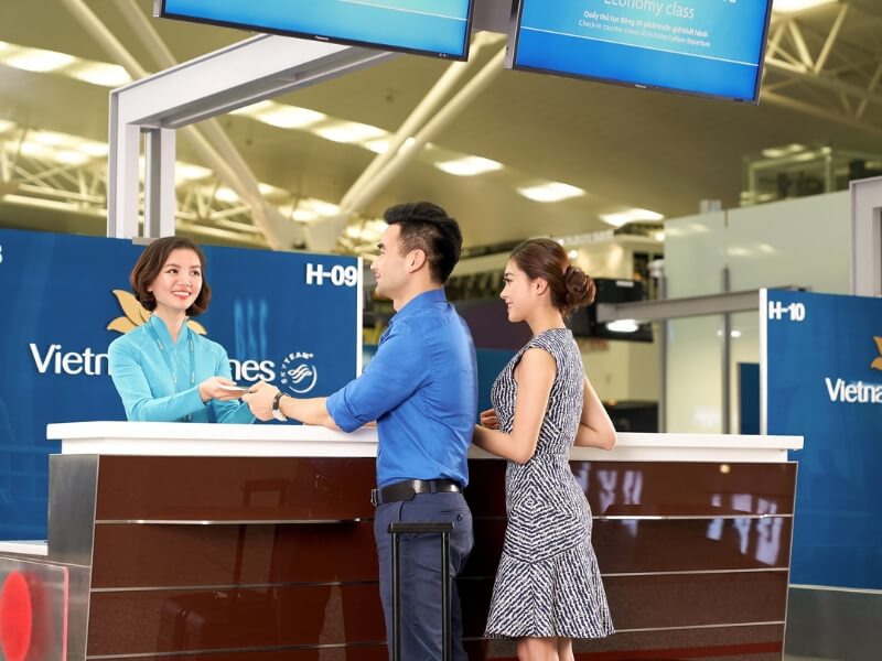 quy định bay nội địa Vietnam Airlines Theo quy định bay nội địa Vietnam Airlines, bạn nên đến check in tại quầy trước 2 giờ đến 40 phút so với thời gian khởi hành