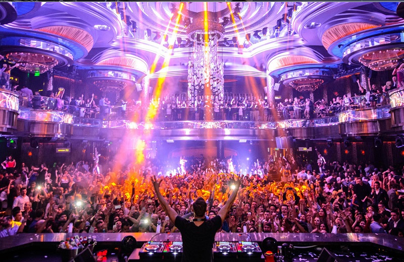 Quẩy banh nóc tại các quán bar sôi động 