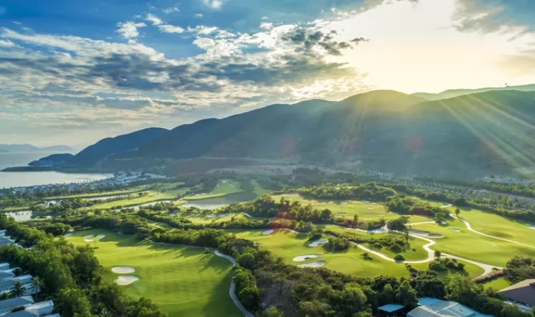 Vinpearl Golf Nha Trang được bao trùm trong vẻ thơ mộng