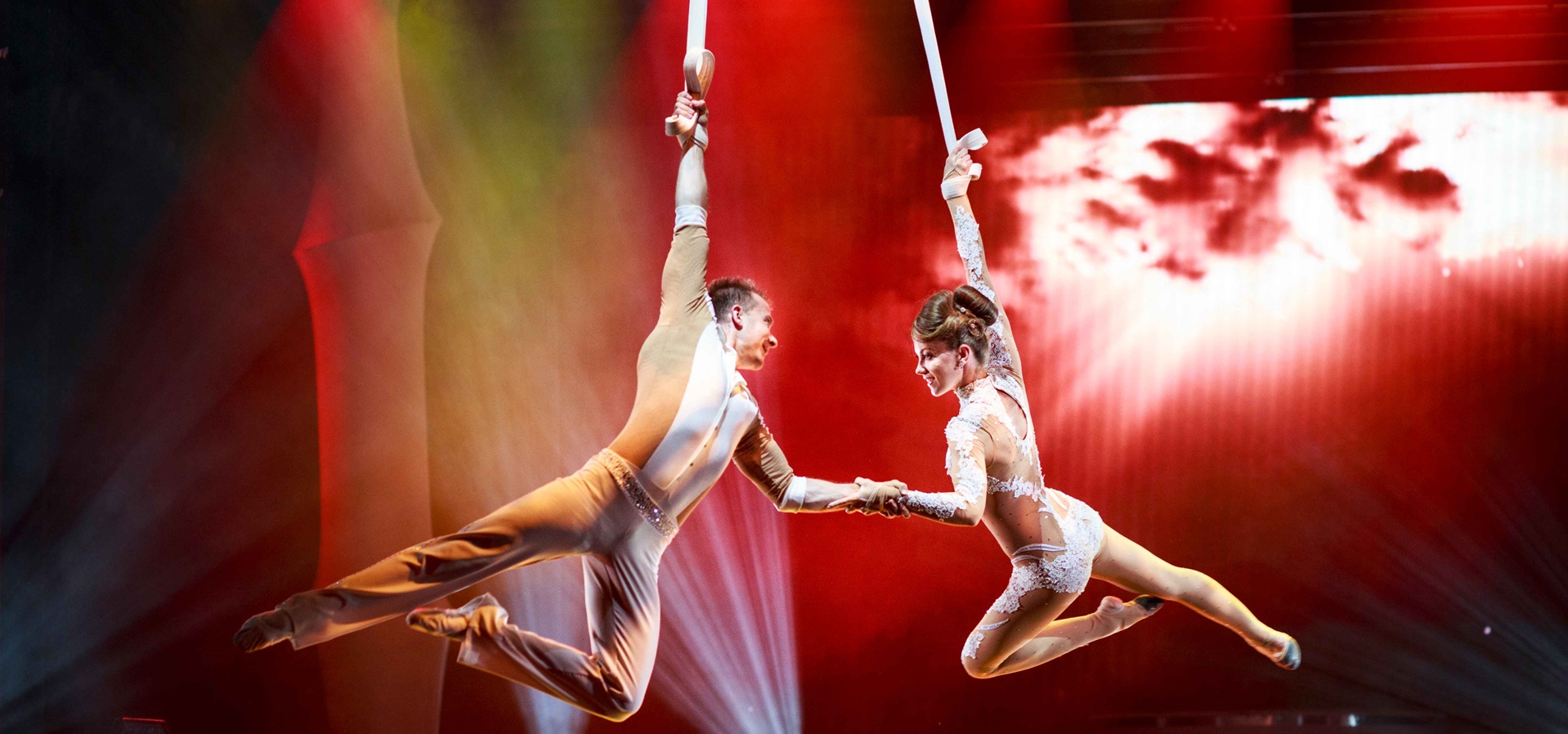 Show xiếc quốc tế Journey to the Wonderland