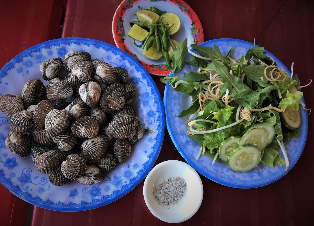 Sò huyết đầm Ô Loan Bạn có thể trải nghiệm tự tay bắt sò huyết và thưởng thức ngay trên thuyền khi đi cùng người dân