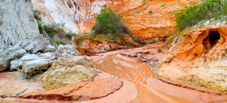 Suối Hồng Mũi Né: Đường đi, giá vé và kinh nghiệm tham quan