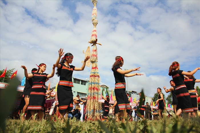 Người dân tộc Bh’noong trong điệu múa truyền thống