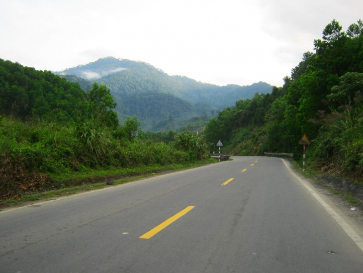 Đường đến suối Nước Lang