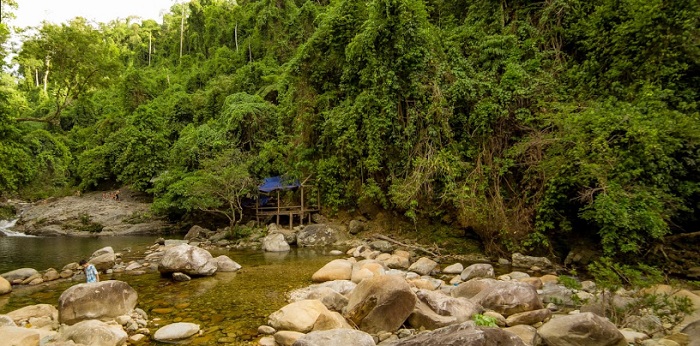 Những phiến đá bên suối Nước Lang thuận lợi cho hoạt động cắm trại