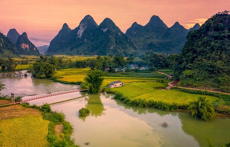 A complete sustainable travel guide: Definition, tips & more