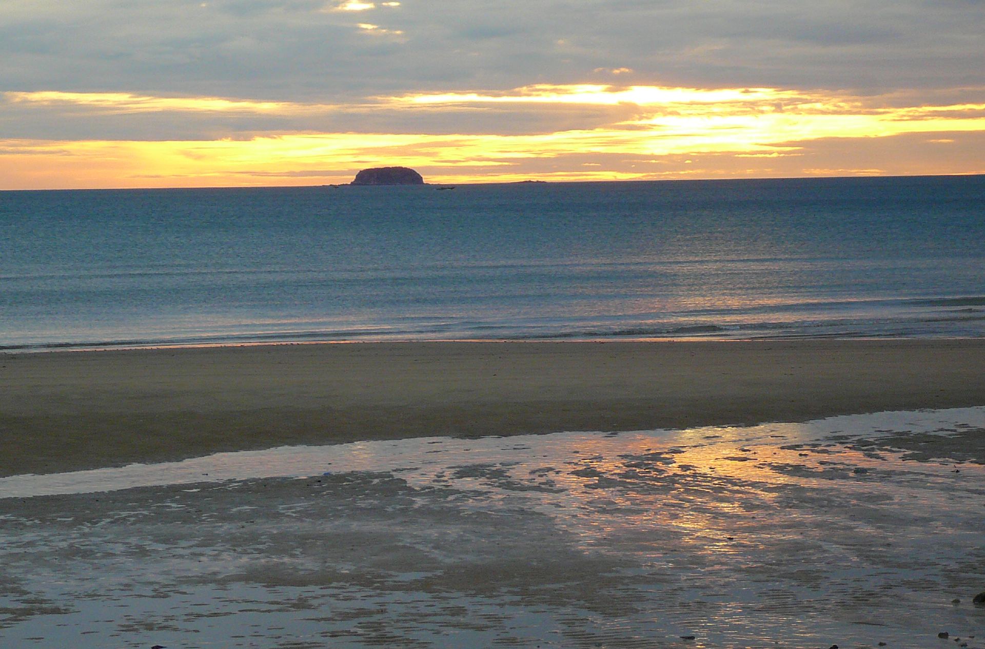 Tắm biển thoả thích tại bãi biển