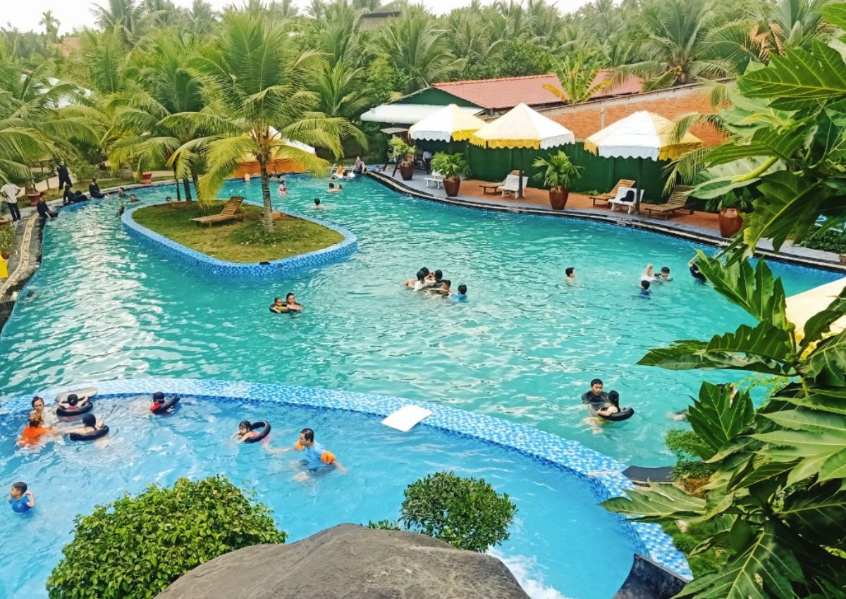 Tắm mắt tại KDL sinh thái Hạ Thảo