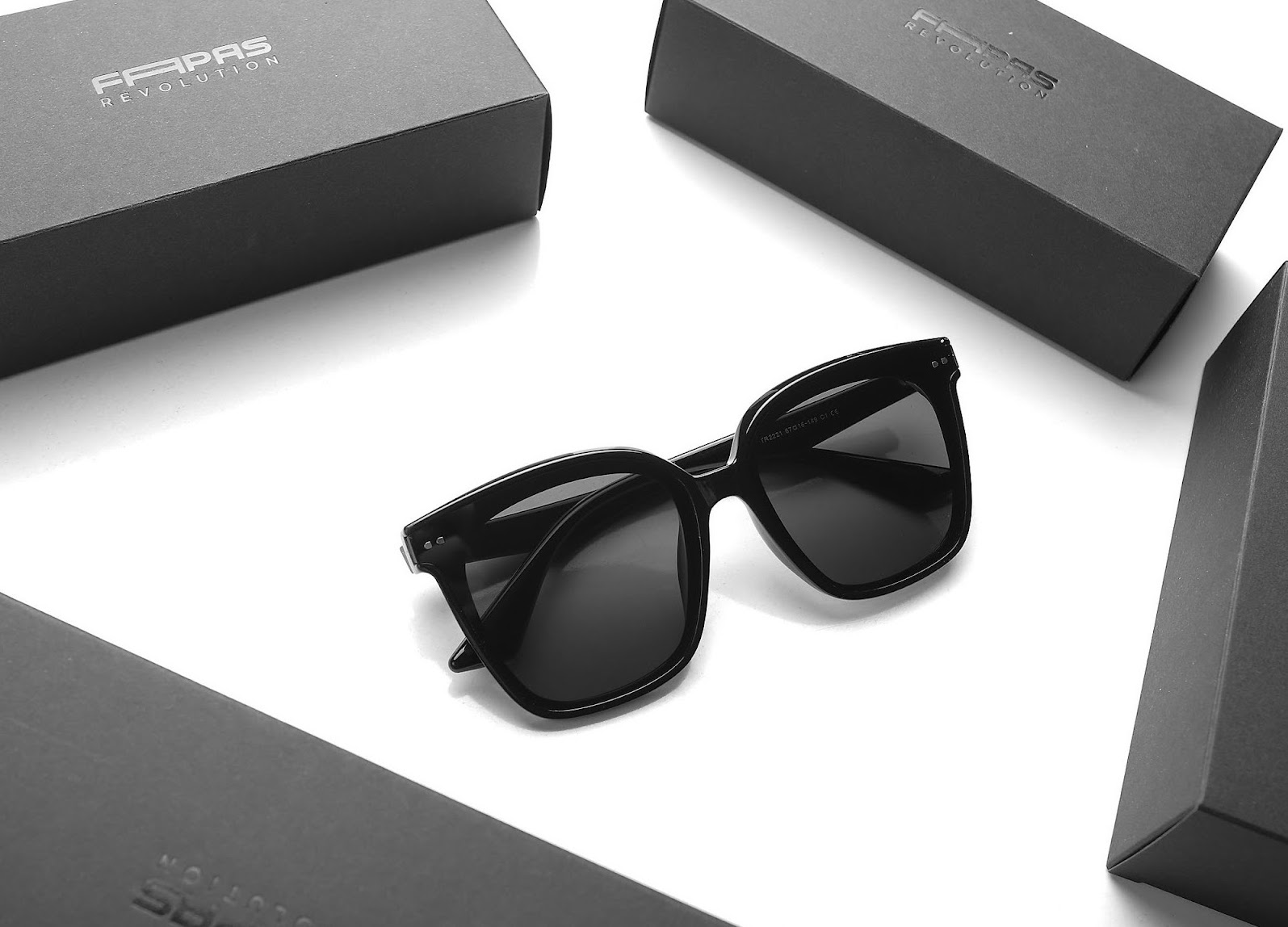 tặng quà sinh nhật cho bạn trai Chiếc kính mát sẽ thay bạn bảo vệ người yêu khỏi những tác nhân có hại từ môi trường