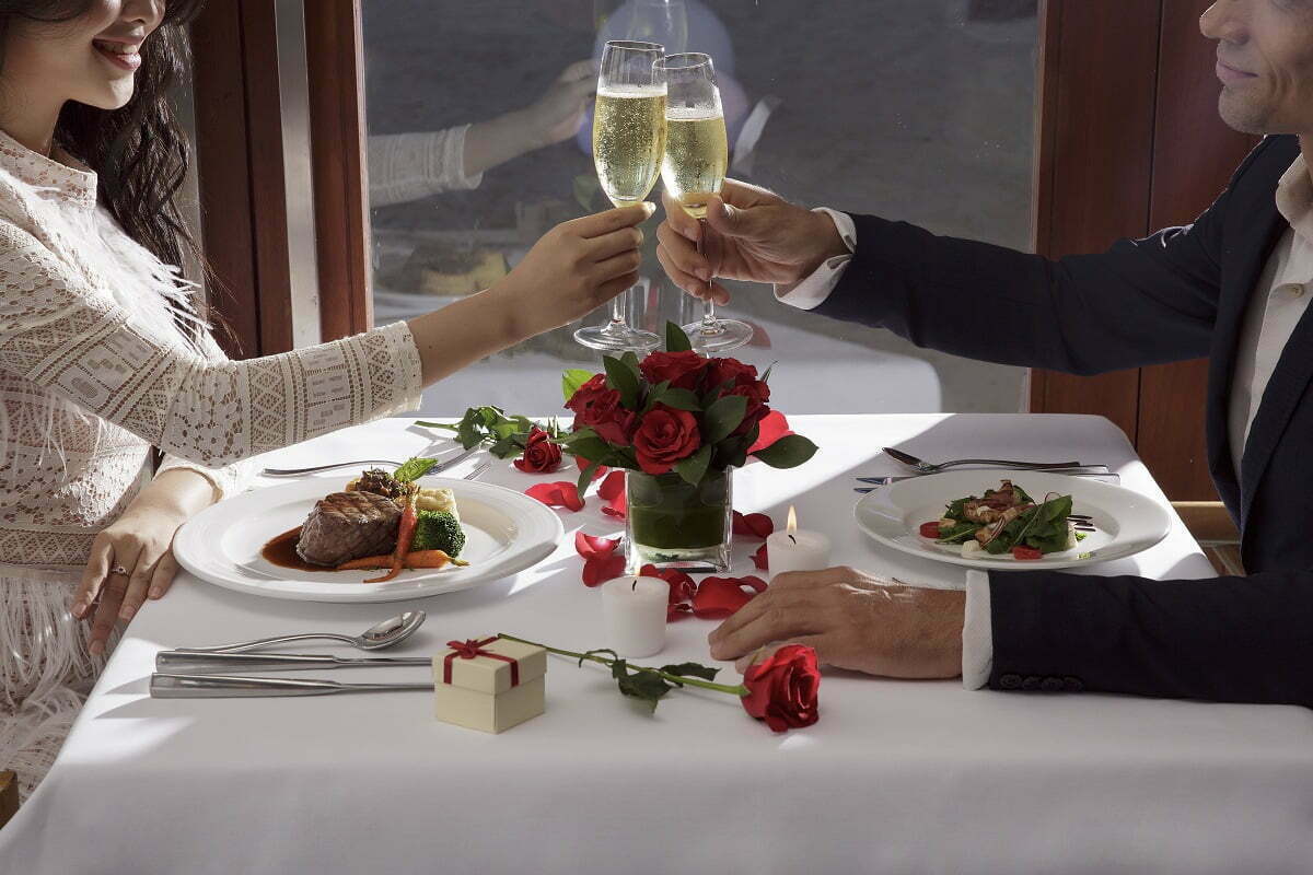tặng quà sinh nhật cho bạn trai Một bữa tối lãng mạn với ánh nến lung linh, âm nhạc du dương là thời điểm thích hợp để hâm nóng tình cảm