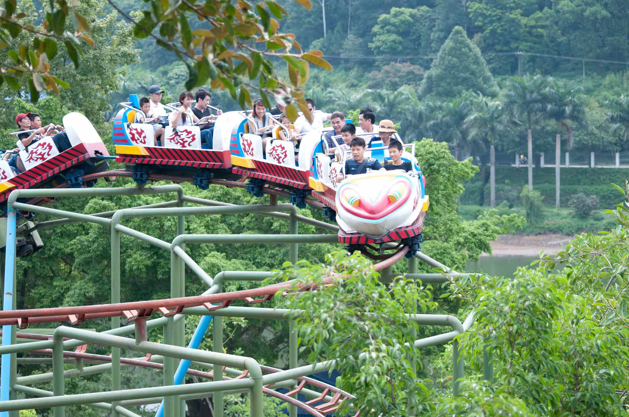 Tàu lượn siêu tốc khu du lịch Ao Vua