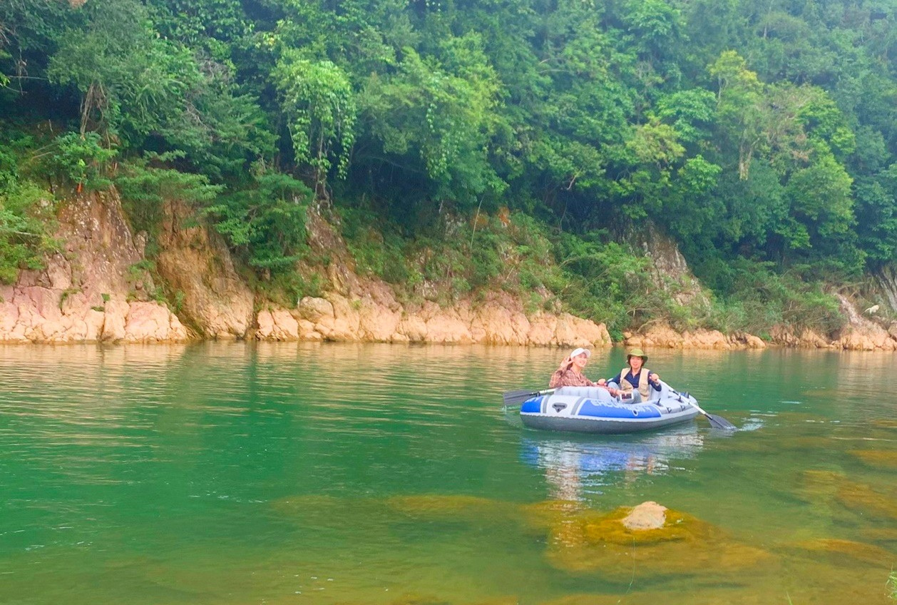 Làn nước xanh mát dưới chân thác