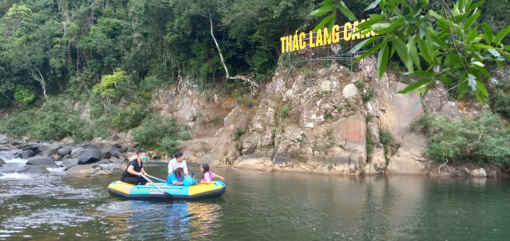 Chèo thuyền ngắm cảnh, tận hưởng không khí trong lành hiếm có