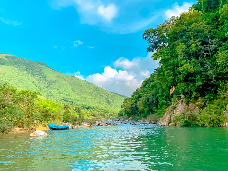 Một góc rất thơ, rất “tình” dưới chân thác