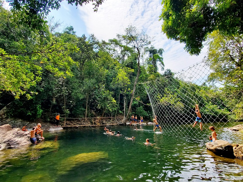 Tắm thác mát lạnh tại thác Mơ Nam Đông