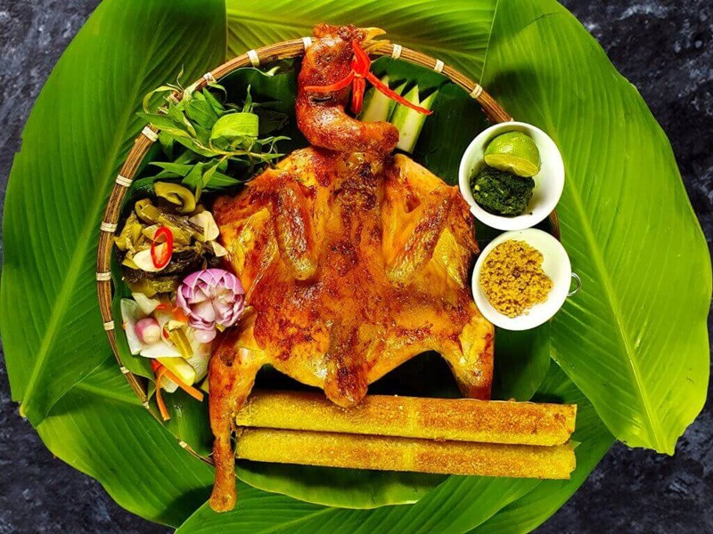 Thưởng thức gà nướng cơm lam