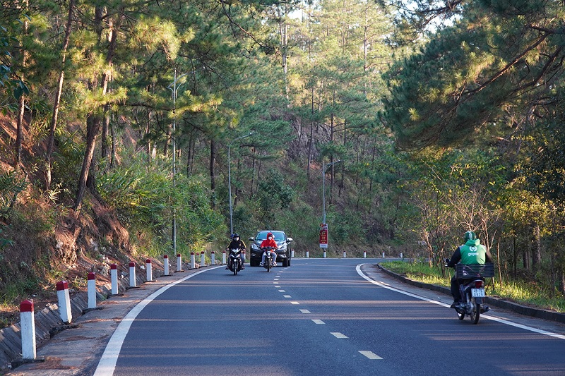 Đường đi thác Prenn mát mẻ, trong lành