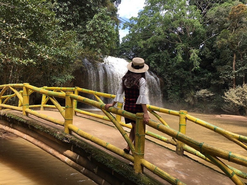 Cầu gỗ bắc ngang dẫn vào thác