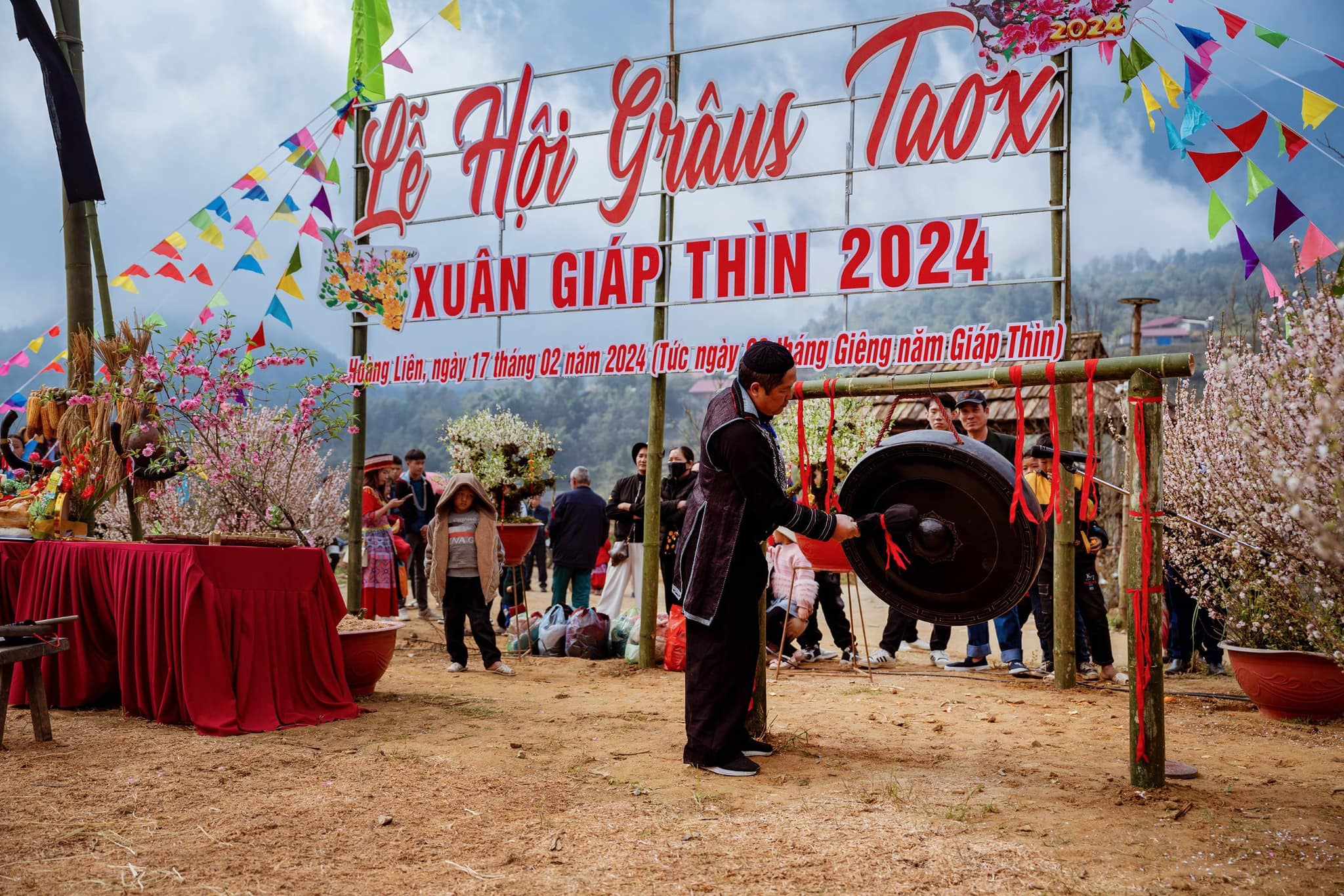 Tham gia lễ hội tại bản