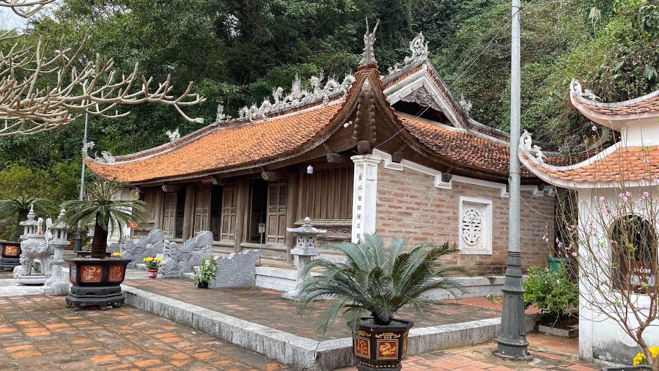 Đền thờ Mai An Tiêm Tham quan bên ngoài đền thờ