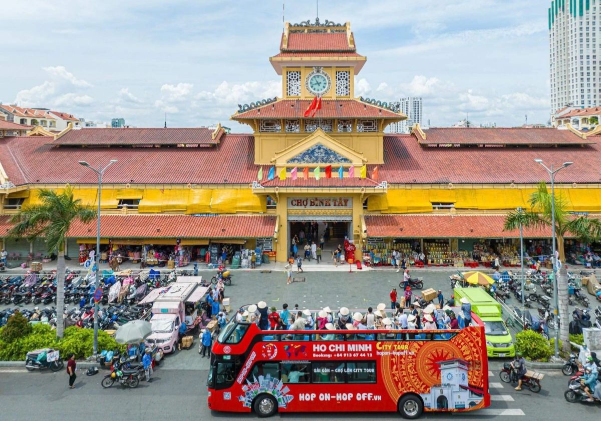 Tham quan Chợ Lớn bằng xe bus 2 tầng