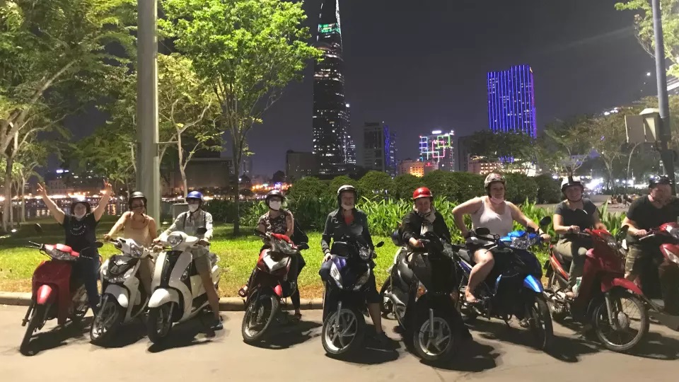 Tham quan Sài Gòn bằng xe máy