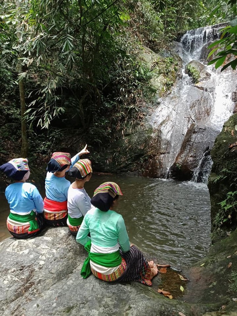 Tham quan thác Đồng Quan